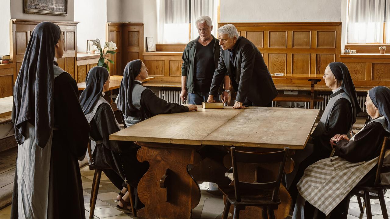 "Tatort: Wunder gibt es immer wieder": Ivo Batic (Miroslav Nemec) und Franz Leitmayr (Udo Wachtveitl) konfrontieren die Nonnen mit den Ermittlungsergebnissen.