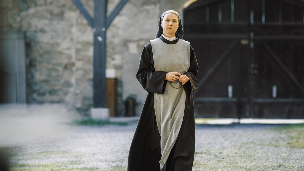 "Tatort: Wunder gibt es immer wieder": Schwester Barbara (Corinna Harfouch) geht über den Hof des Nonnenklosters.