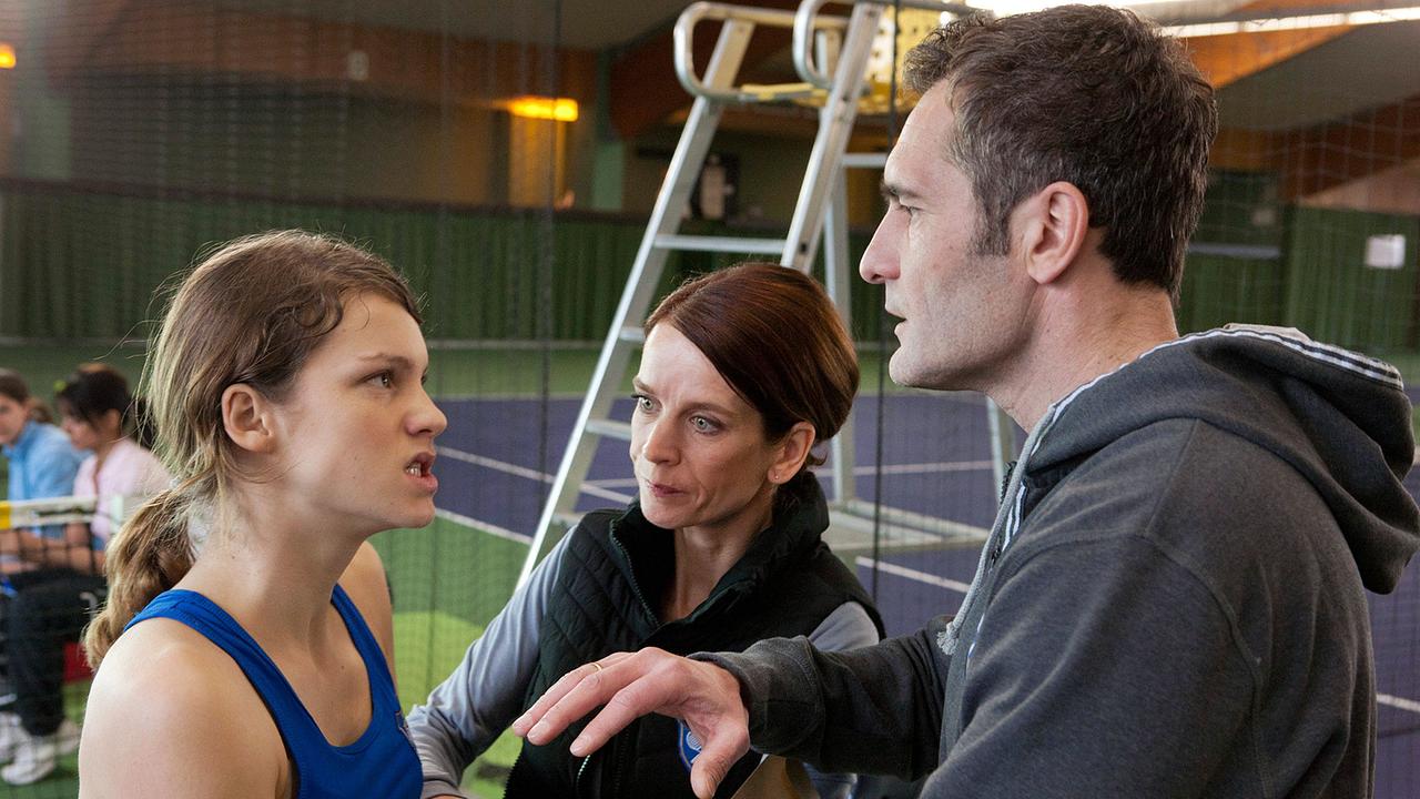 "Tatort: Zwischen den Ohren": Ilga Petri (Judith Engel) und Walter Petri (Alain Blazeciv) versuchen die Tenniskarriere ihrer Tochter streng unter Kontrolle zu halten. Doch Nadine (Anna Bullard, l) hat auch einen eigenen Kopf.