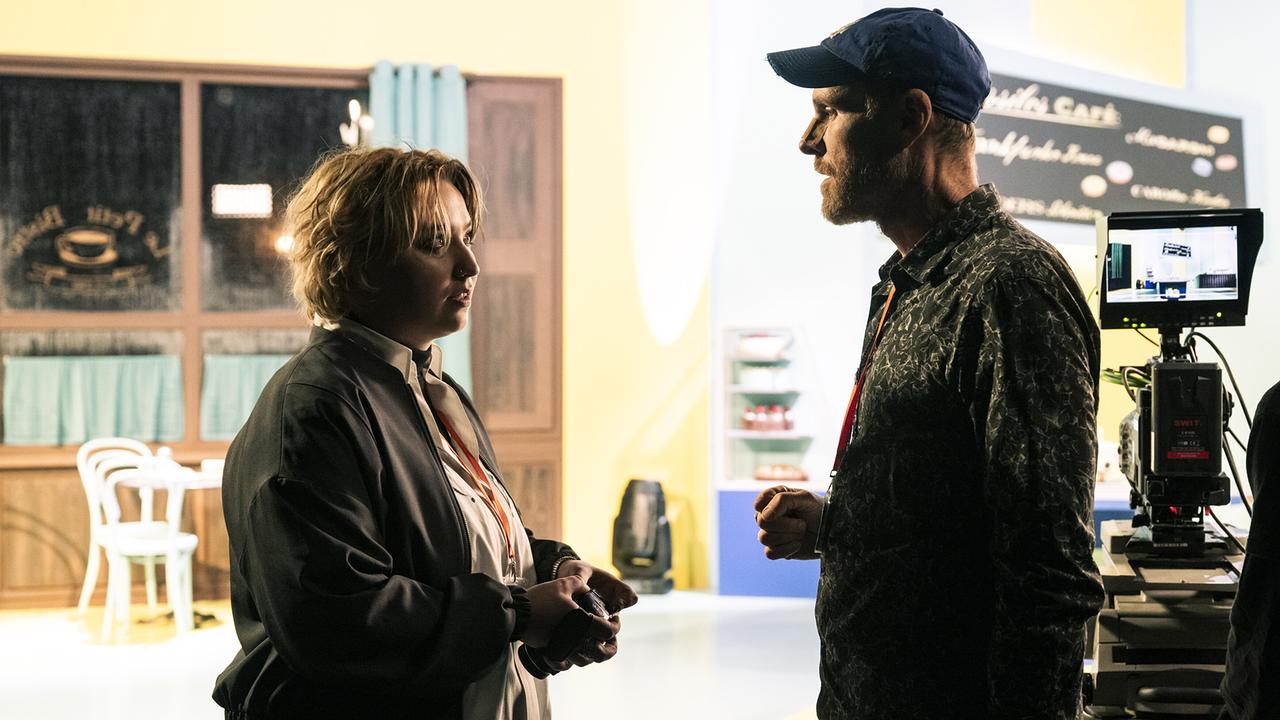 Ein langer Arbeitstag am Set von "Sachen und Machen" geht zu Ende. Die Praktikantin Marie Wolters und der Kameramann Stefan "Happy" Glück haben alles im Kasten und stehen beisammen.