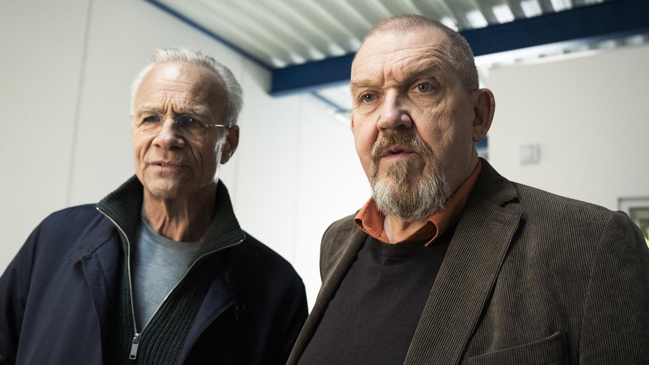 Gefahr im Verzug: die Kommissare Max Ballauf und Freddy Schenk im Einsatz in einer Halle.