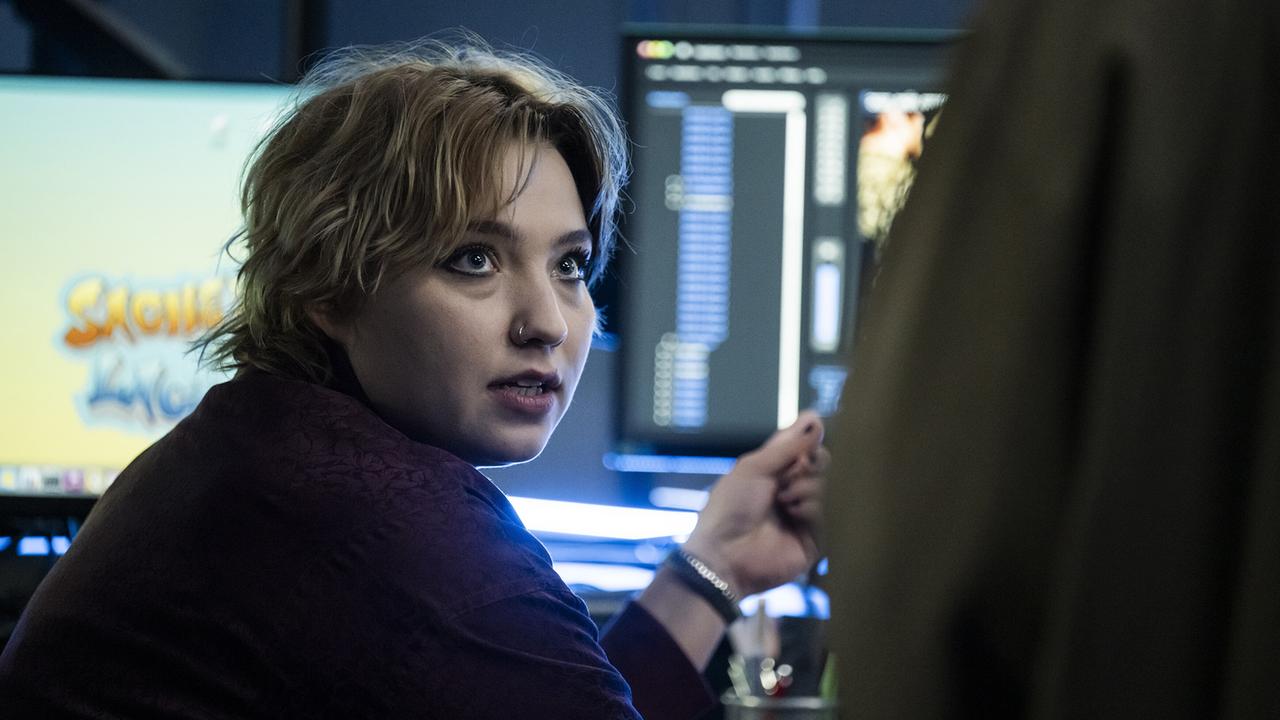 Spurensuche im Regieraum der "Sachen und Machen"-Show. Kommissar Freddy Schenk bitte die Praktikantin Marie Wolters um ihre Unterstützung.