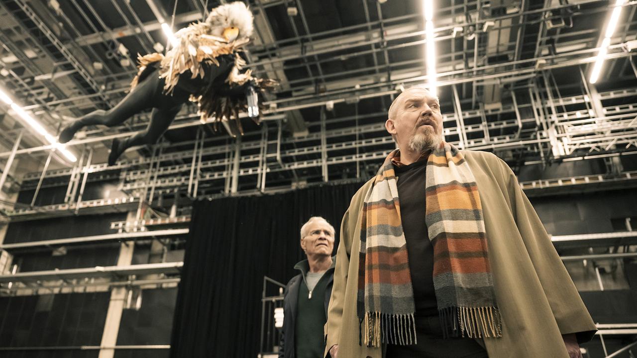 Die Kommissare Max Ballauf und Freddy Schenk irren durch das labyrinthische Studiogelände auf der Suche nach dem Set der Kindershow "Sachen und Lachen". Sie haben Glück: "Der Adler", ein Mann, der mittels Seiltechnik über einer Bühne schwebt, weist ihnen den Weg.