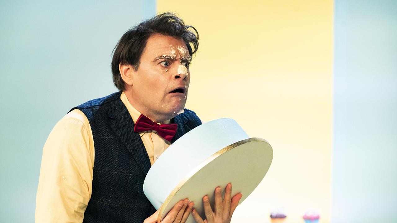 Bei "Sachen und Machen" gibt es immer etwas zu lachen. Frank Anders in Aktion hält eine Torten-Rquisite und hat Schlagobers im Gesicht.