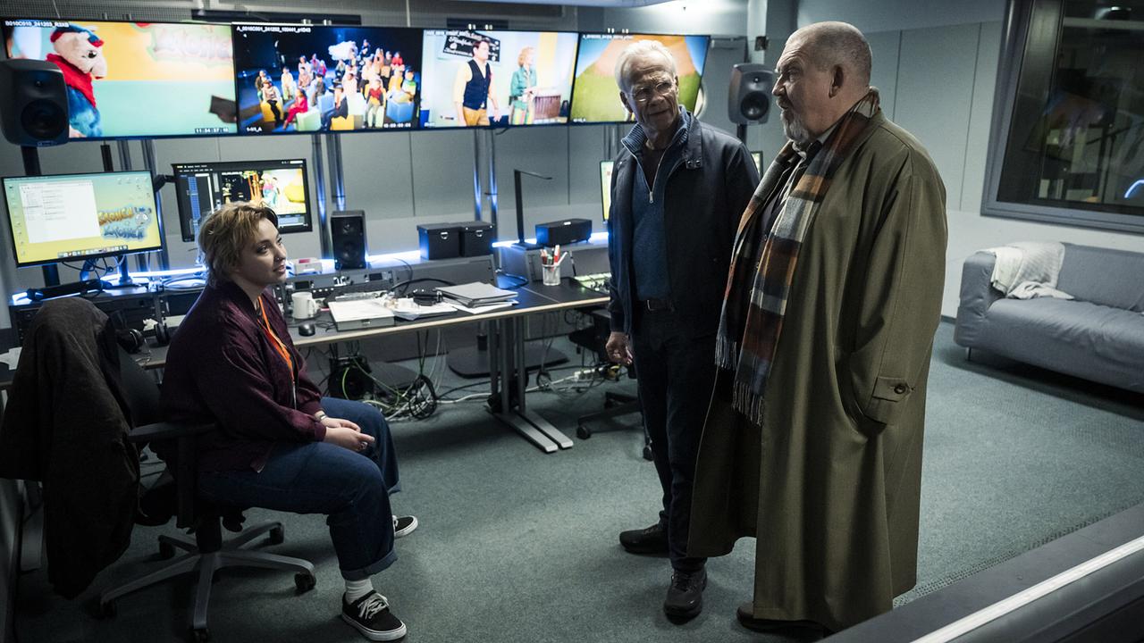 Im "Sachen und Machen"-Studie laufen Kamera und Ton mit - häufig auch zwischen den einzelnen Takes, um hieraus geeignete Making-Of-Material zu sammeln. Max Ballauf und Freddy Schenk wittern eine Spur und sprechen im Regieraum mit Praktikantin Marie Wolters.