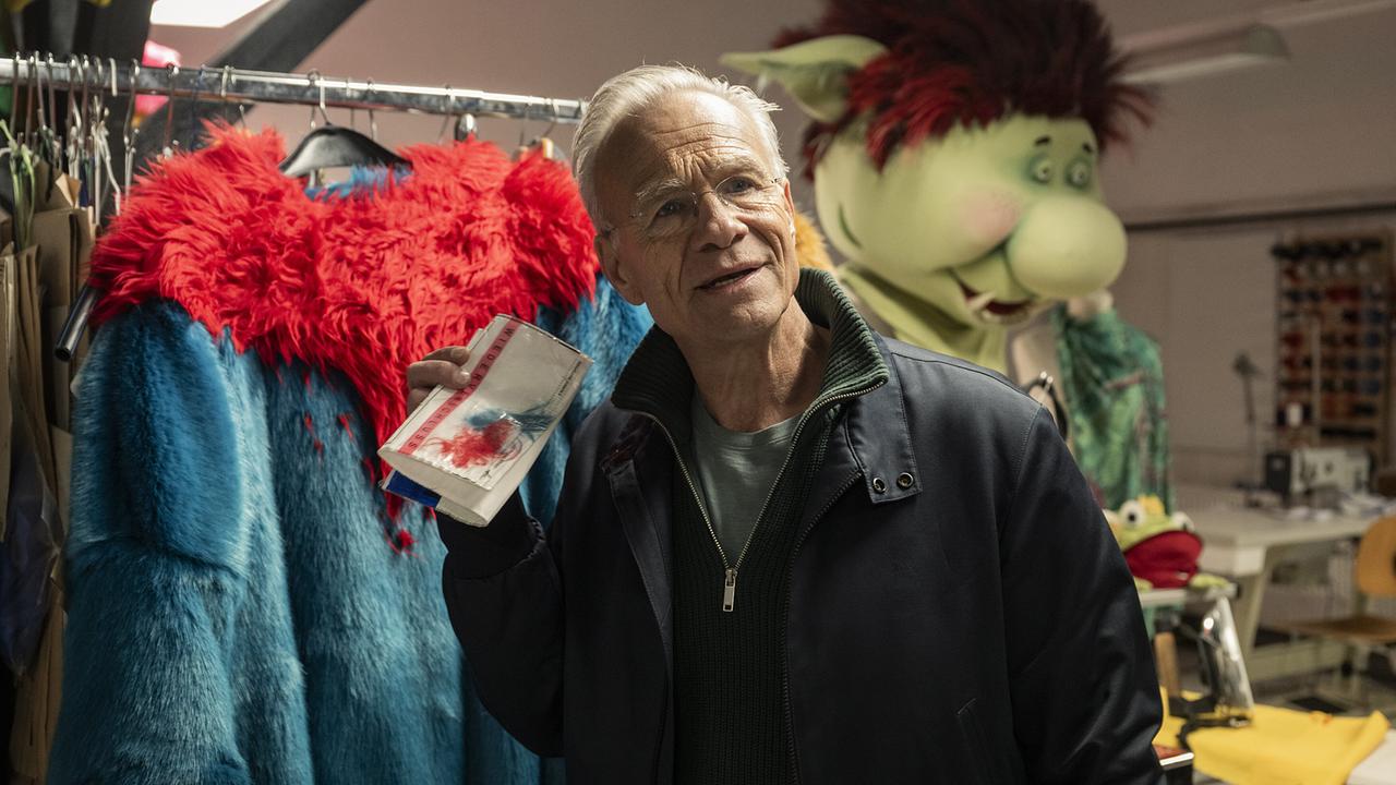 Kommissar Max Ballauf fragt in der Requisite den Puppenspieler Yassin Meret nach seinem Alibi. Am Tatort wurden Fasern von dem Tapir-Kostüm gefunden.