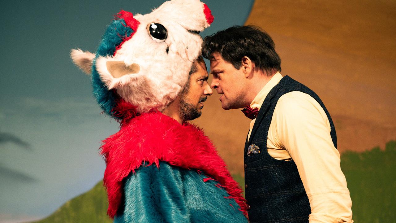 Schlagabtausch auf offener Bühne. Der Puppenspieler Yassin Meret bietet dem Moderator Frank Anders die Stirn.