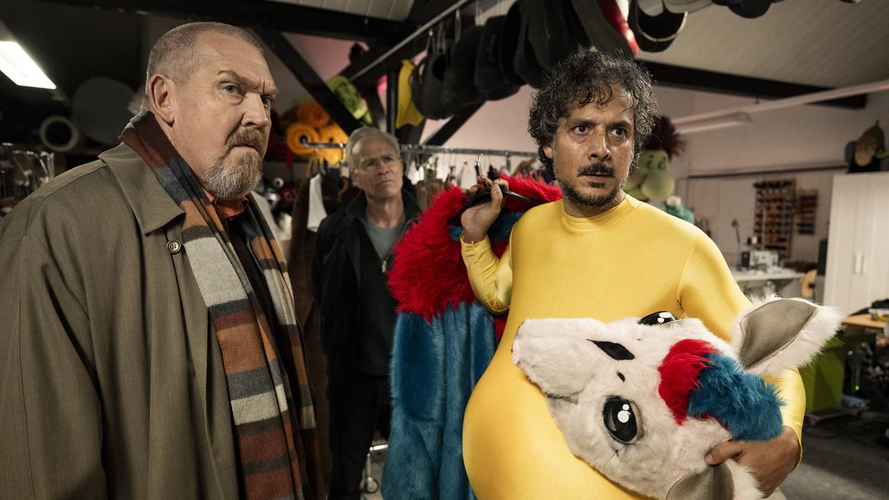 Freddy Schenk und Max Ballauf fragen den Puppenspiel Yassins Meret in der Requisite nach seinem Alibi.