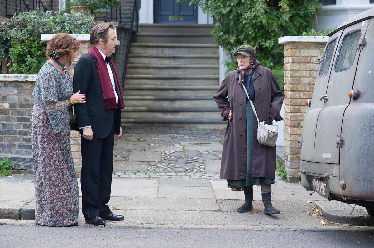Im Bild: Deborah Findlay (Pauline), Roger Allam (Rufus), Maggie Smith (Miss Mary Shepherd).