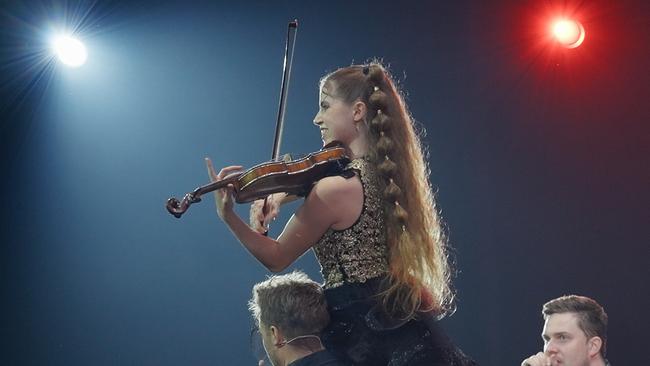 Nina-Sofie Berghammer auf der Bühne bei der Show in Dubai