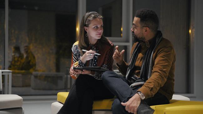 Ekaterina Shelehova und Mina Ghobrial beim gemeinsamen Üben arabischer Texte