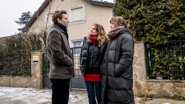 Christoph Feurstein steht mit Nataschas Schwester Claudia Nestelberger und deren Tochter Alina vor dem Haus in Strasshof.