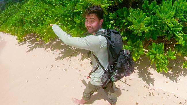 The Mission - Zwischen Glaube und Wahnsinn (2): John Chau geht am Strand im indischen Port Blair auf den Andamanen spazieren.