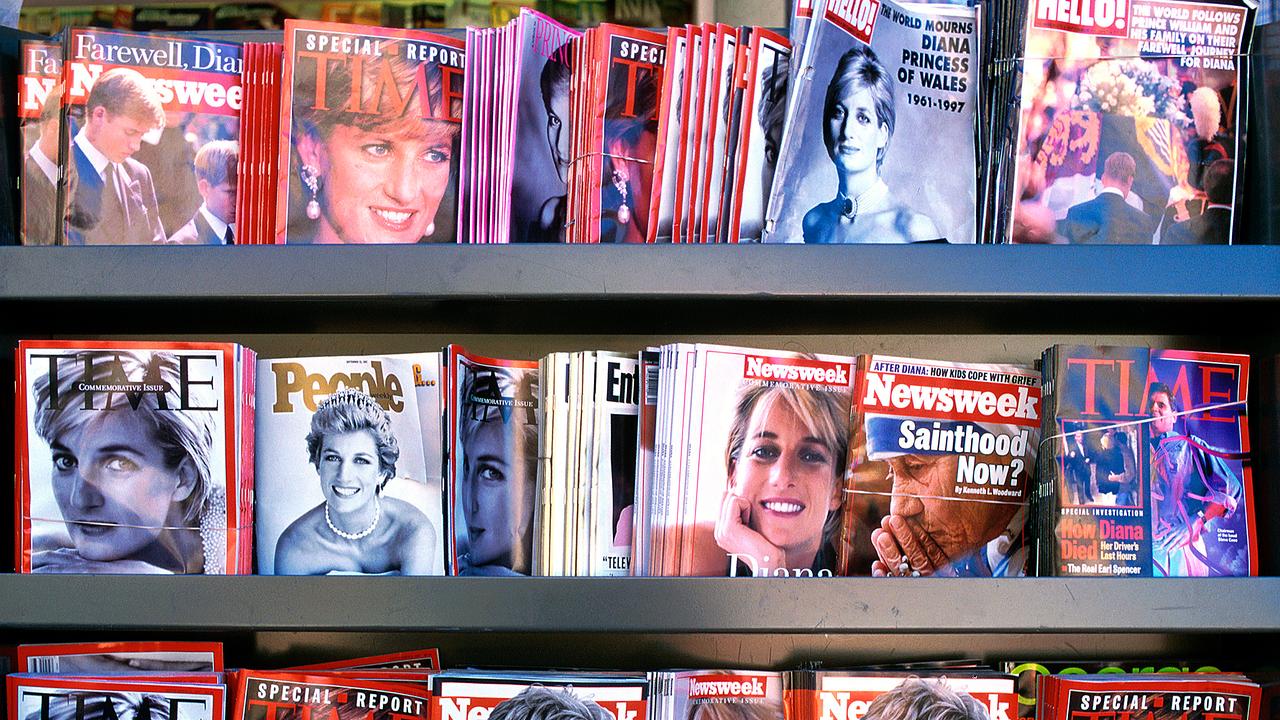 Im Bild: Ein Zeitschriftenständer mit Prinzessin Diana auf dem Cover mehrerer Zeitschriften.