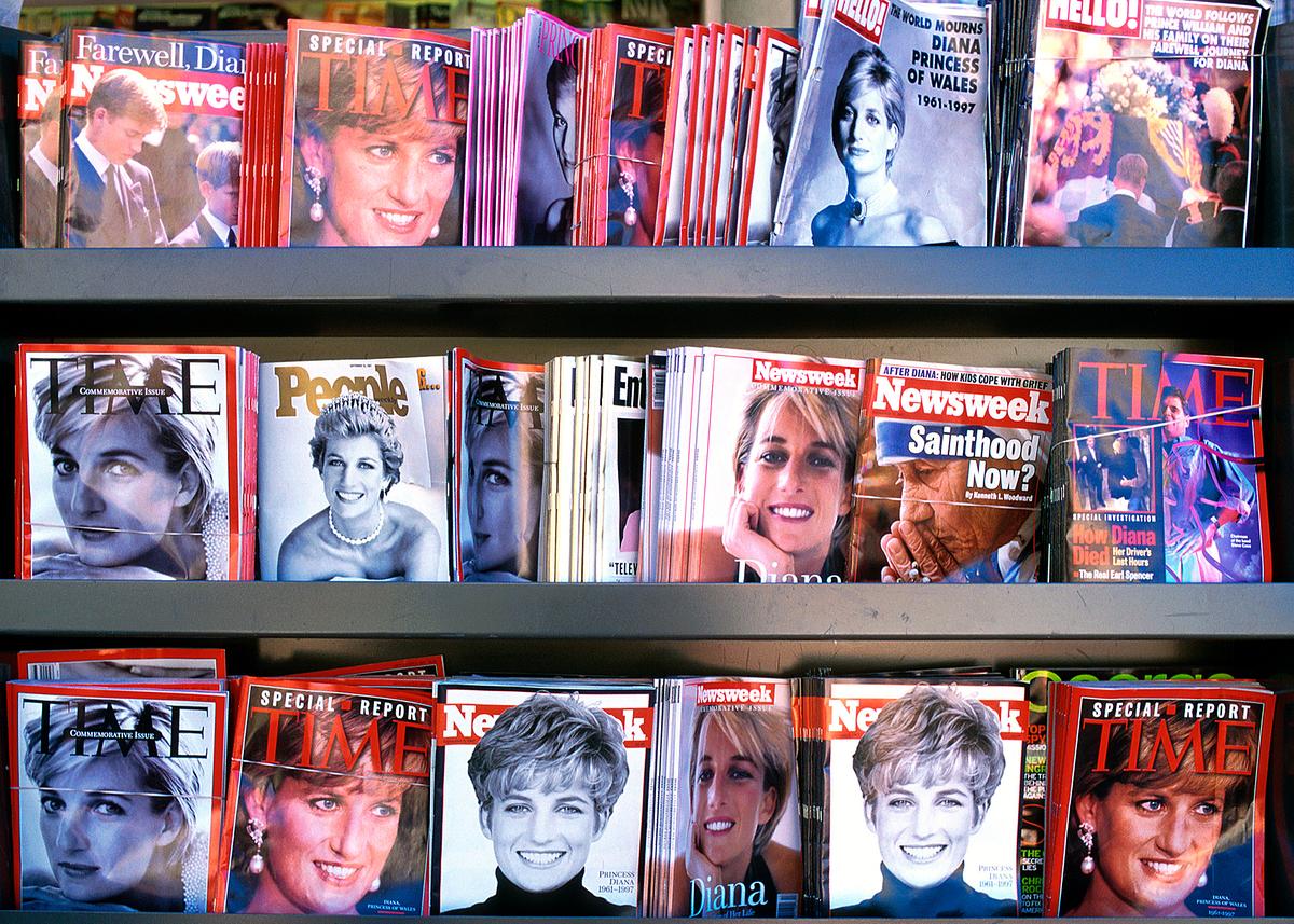 Ein Zeitschriftenständer mit Prinzessin Diana auf dem Cover mehrerer Zeitschriften.