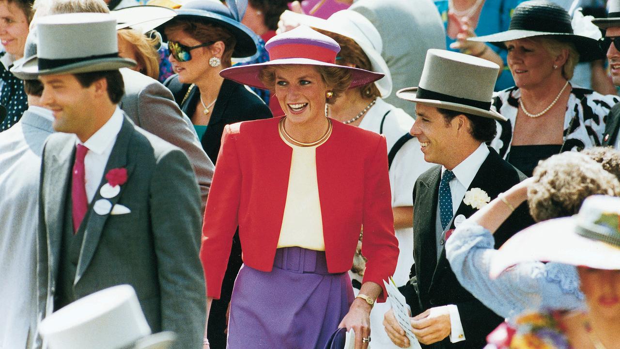 Im Bild: Prinzessin Diana besucht Ascot im modischen Hut und roten Blazer.