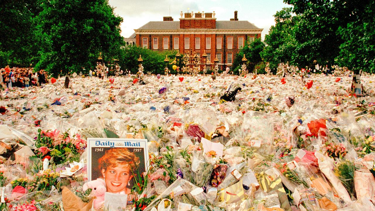 Im Bild: Blumen und Trauernde vor dem Kensington Palace in den Tagen nach der Beerdigung von Prinzessin Diana, in London, England, September 1997.