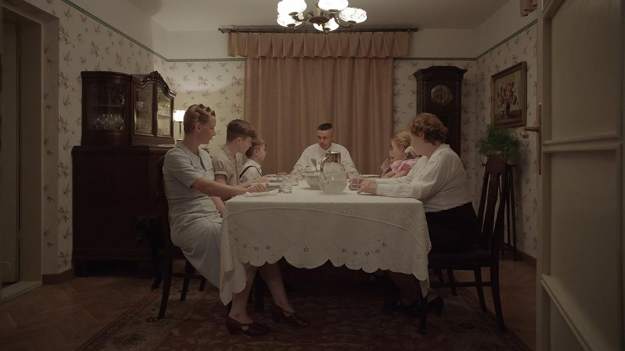 Familie Höß sitzt an ihrem Esstisch beim Abendessen