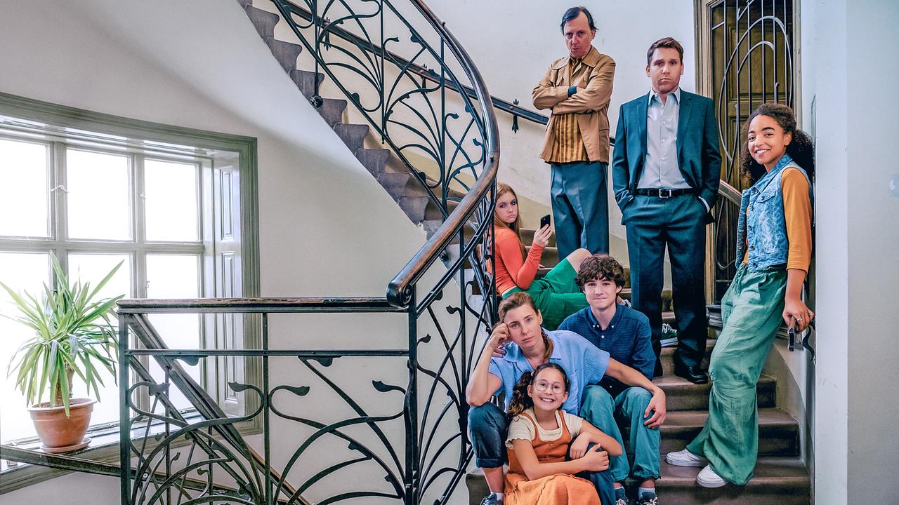 Tiefwassertaucher unterm Dach: Emma Filipović (Elke Reiter), Martina Ebm (Annie Breuer), Ariana Stöckle (Lena), Rainer Egger (Gustav Fiala), Leopold Pallua (Tino), Hanno Koffler (Richard Tomek), Safira Robens (Saba Abun)