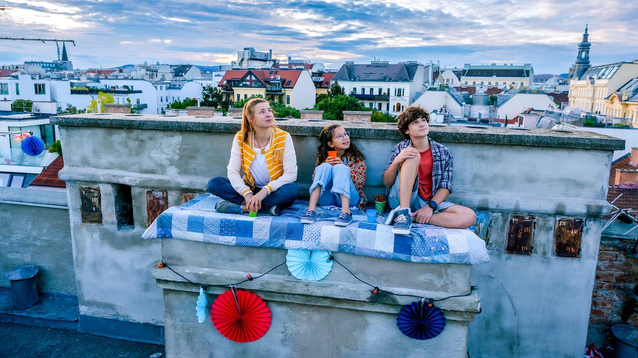 Tiefwassertaucher unterm Dach: Martina Ebm (Annie Breuer), Ariana Stöckle (Lena), Leopold Pallua (Tino)