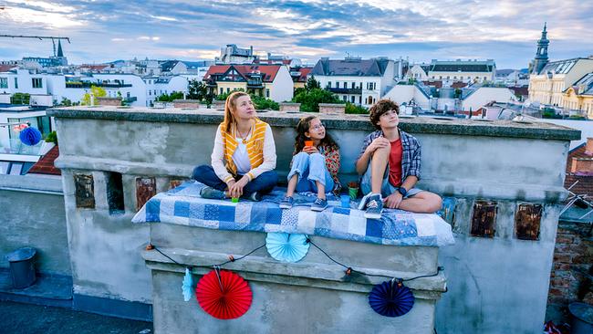Tiefwassertaucher unterm Dach: Martina Ebm (Annie Breuer), Ariana Stöckle (Lena), Leopold Pallua (Tino)
