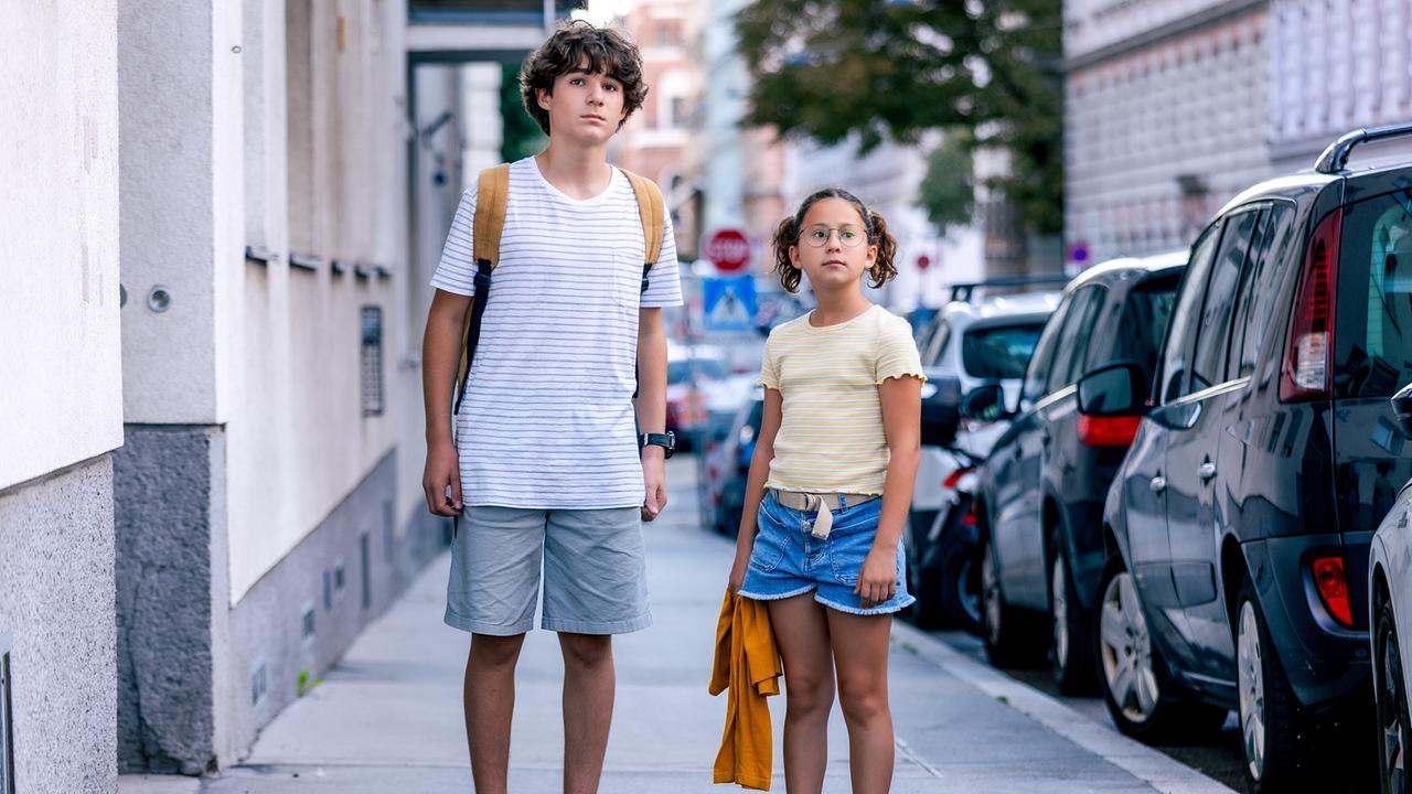 "Tiefwassertaucher unterm Dach": Leopold Pallua (Tino), Ariana Stöckle (Lena)