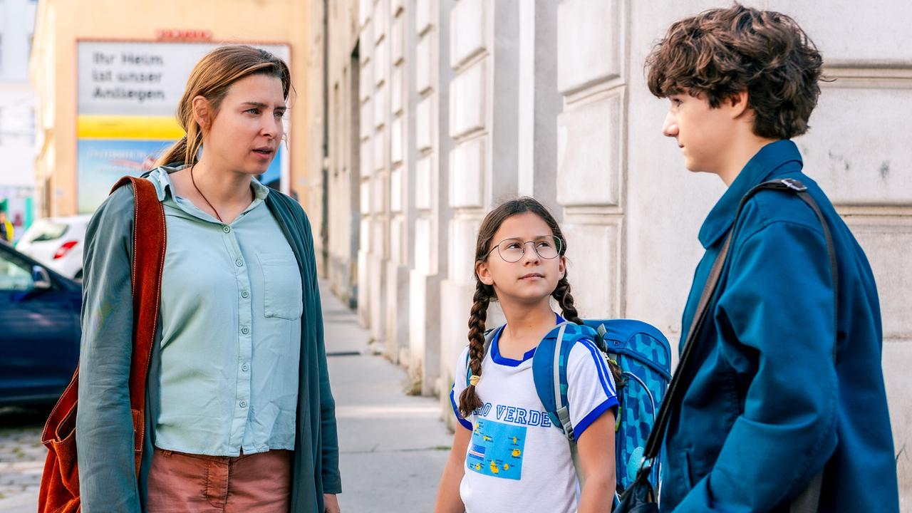 "Tiefwassertaucher unterm Dach": Martina Ebm (Annie Breuer), Ariana Stöckle (Lena), Leopold Pallua (Tino)