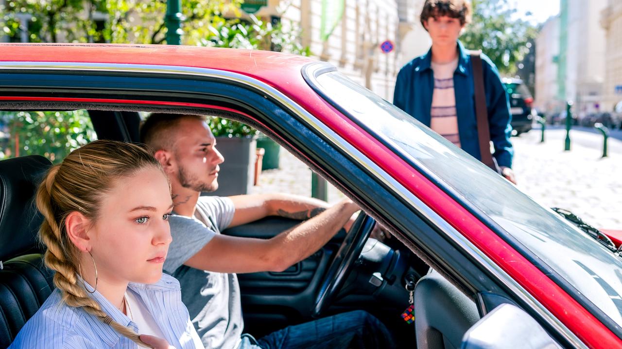 "Tiefwassertaucher unterm Dach": Olivia Goschler (Jasmin Janosch), Alexander Srtschin (Daniel Janosch), Leopold Pallua (Tino)