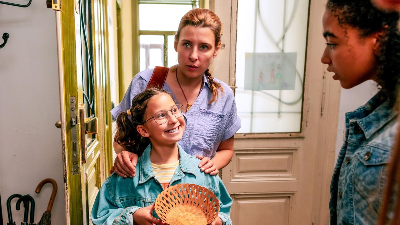 "Tiefwassertaucher unterm Dach": Ariana Stöckle (Lena), Martina Ebm (Annie Breuer), Safira Robens (Saba Abun)