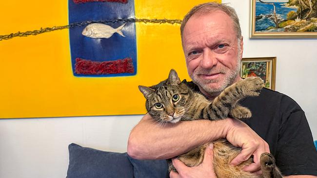 © ORF/ON-MEDIA TV- und Filmproduktion GmbH Reinhard Nowak hält eine seiner Katzen in den Händen