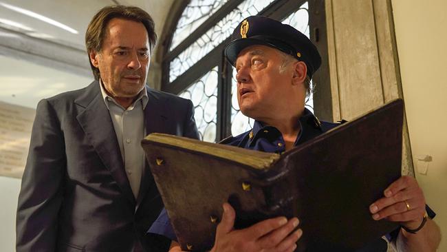 Im Bild: Uwe Kockisch (Commissario Brunetti), Karl Fischer (Sergente Vianello).