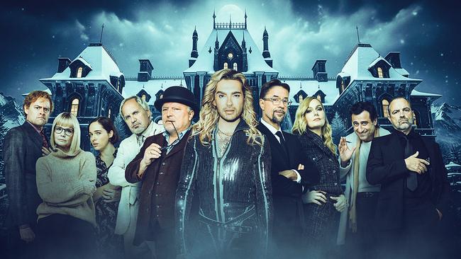 Gruppenfoto mit Max Giermann, Annette Frier, Verena Altenberger, Uwe Ochsenknecht, Axel Prahl, Bill Kaulitz, Jan Josef Liefers, Martina Hill, Serkan Kaya und Juergen Maurer vor einem großen, schneebedeckten Herrenhaus in einer winterlichen, mysteriösen Szenerie.