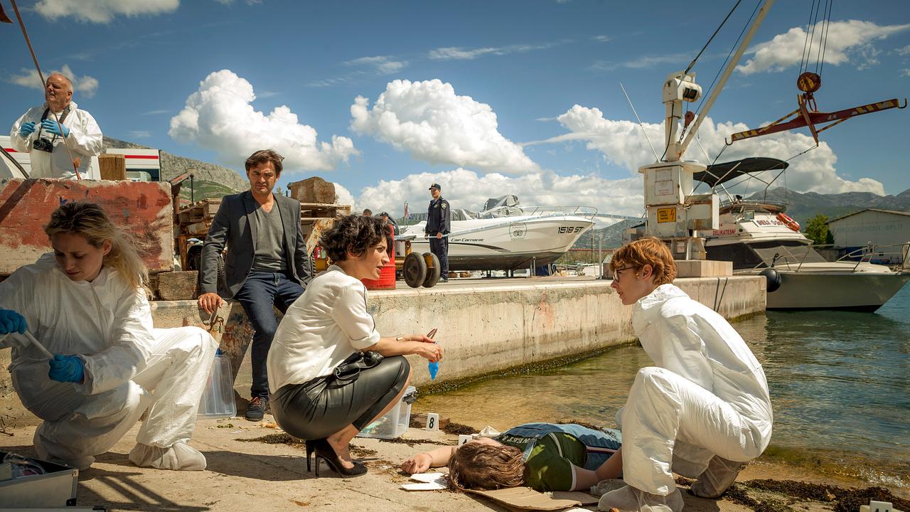 © ORF/Degeto/Conny Klein Im Bild: Kommissarin Branka Marić (Neda Rahmanian, Mitte), ihr Kollege Emil (Lenn Kudrjawizki, hinten) und Pathologin Brigitta Stevic (Sarah Bauerett, re.) finden eine Mädchenleiche im Industriehafen von Split.