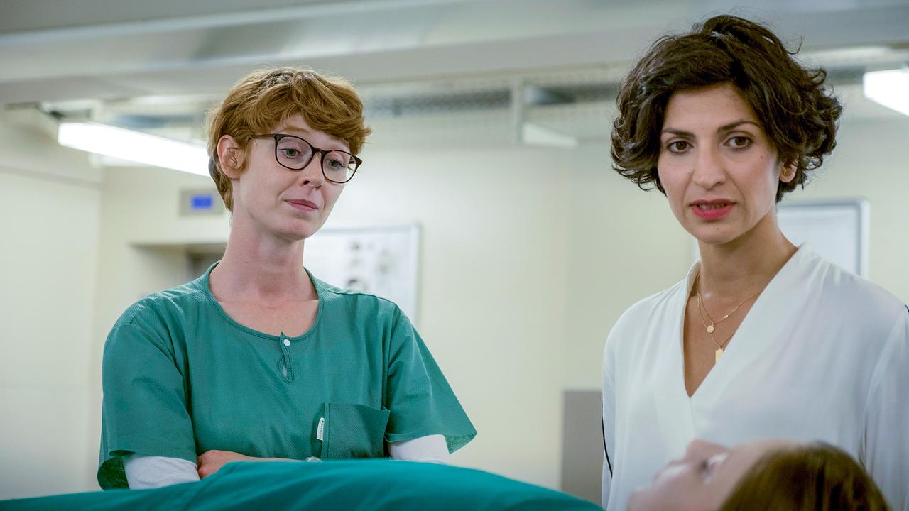 © ORF/Degeto/Conny Klein Im Bild: Branka Marić (Neda Rahmanian) und Pathologin Brigitta Stevic (Sarah Bauerett, re.) untersuchen die Mädchenleiche.