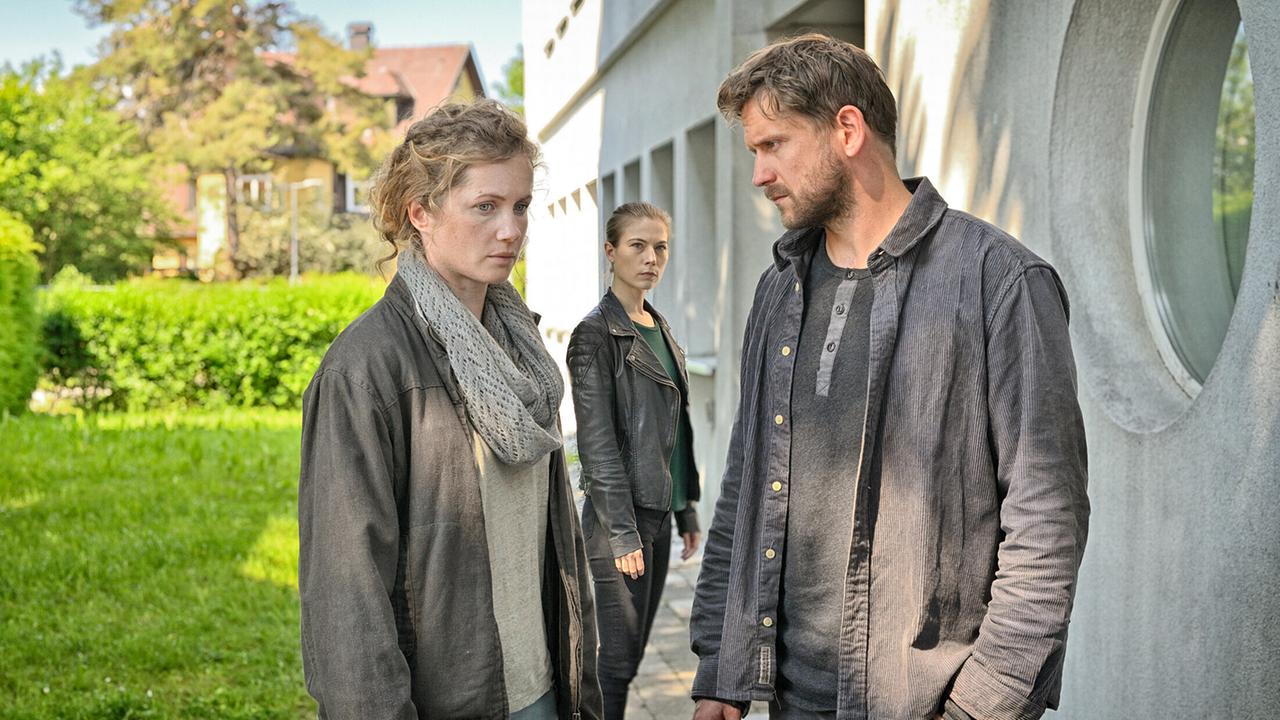 "Die Toten vom Bodensee - Unter Wölfen": Cornelia Gröschel (Melanie Bodenbach), Nora Waldstätten (Hannah Zeiler), Steve Windolf (Frank Bodenbach)