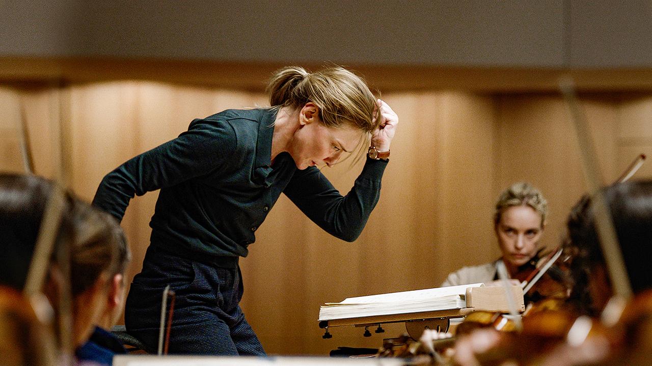 © ORF/Universal/Focus Features Cate Blanchett steht als Lydia Tár bei einer Orchesterprobe in einer angespannten Pose am Dirigentpult, die spielenden Violistinnen folgen aufmerksam ihren Gesten