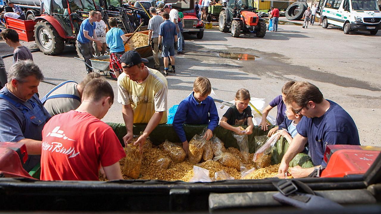 Mitglieder der Bergfeuergruppe Ehrwald füllen brennbares Material in kleine Säckchen, die später am Berg entzündet werden.