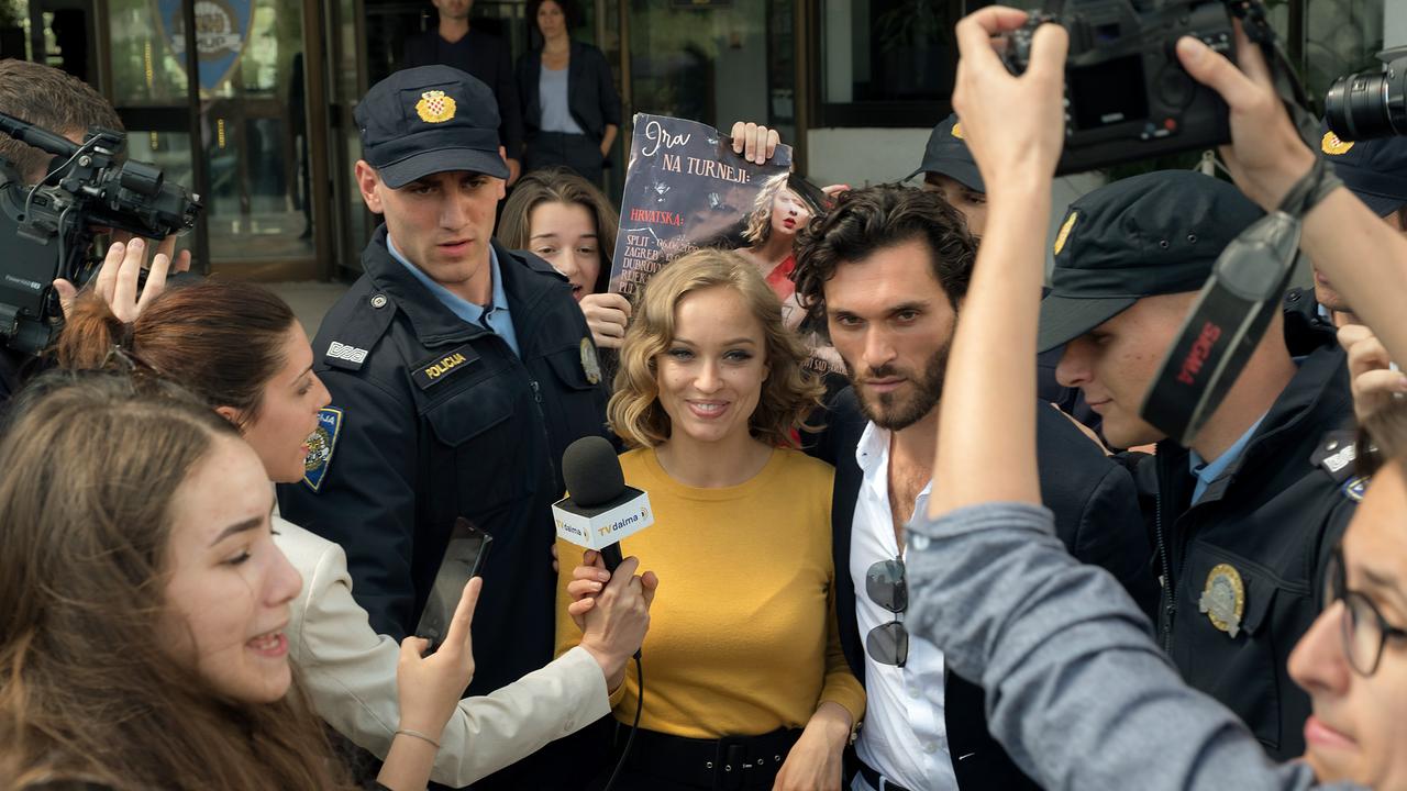 Die bevorstehende Hochzeit von Popstar Ira und ihrem Manager Mate ist ein Medienereignis.