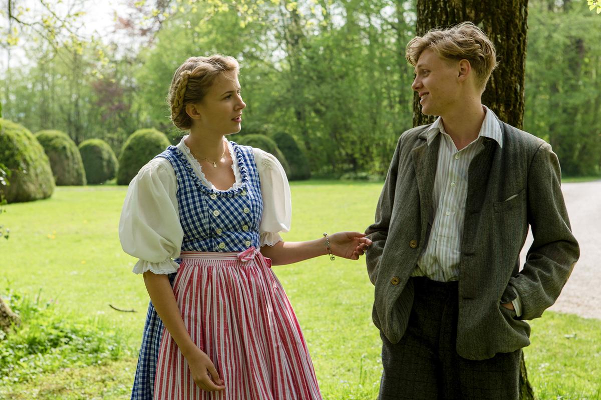 Im Bild: Eliza Hope Bennett (Agathe von Trapp, jung), Johannes Nussbaum (Sigi).