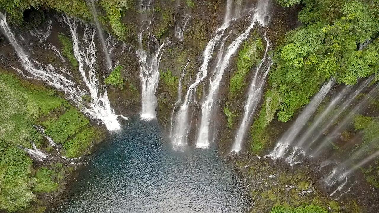 Wasserfall "Cascade de Grand Galet" mit mehreren Wasserströmen, umgeben von grünem Bewuchs