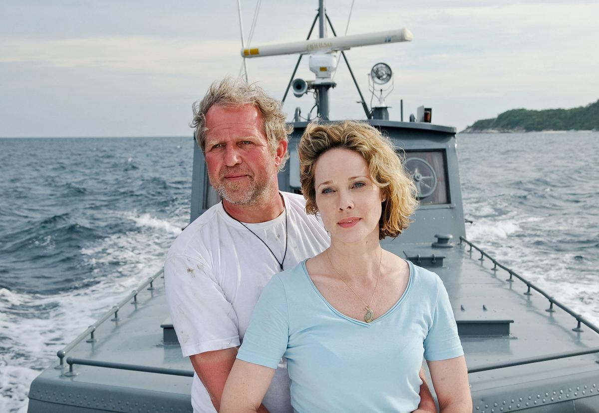 Im Bild: Auf einem Polizeiboot geht es für Holger (Harald Krassnitzer) und seine Frau Susanne (Ann-Kathrin Kramer) nach der Rettung zurück ins Hotel.