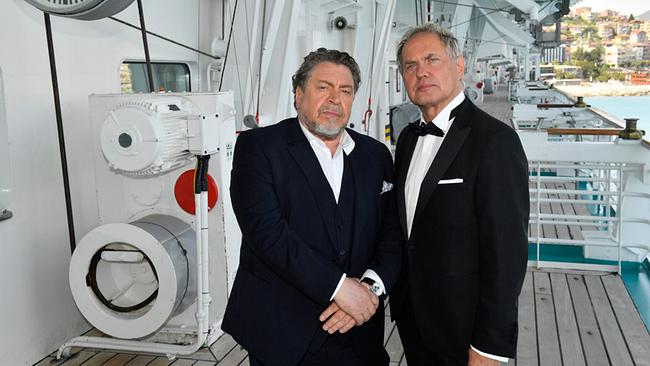 "Das Traumschiff: Bahamas": Roman Schmidt (Armin Rohde, l.) und Sebastian Prinz (Uwe Ochsenknecht, r.) ist jedes Mittel recht, sich an ihrem Fondsmanager zu rächen.