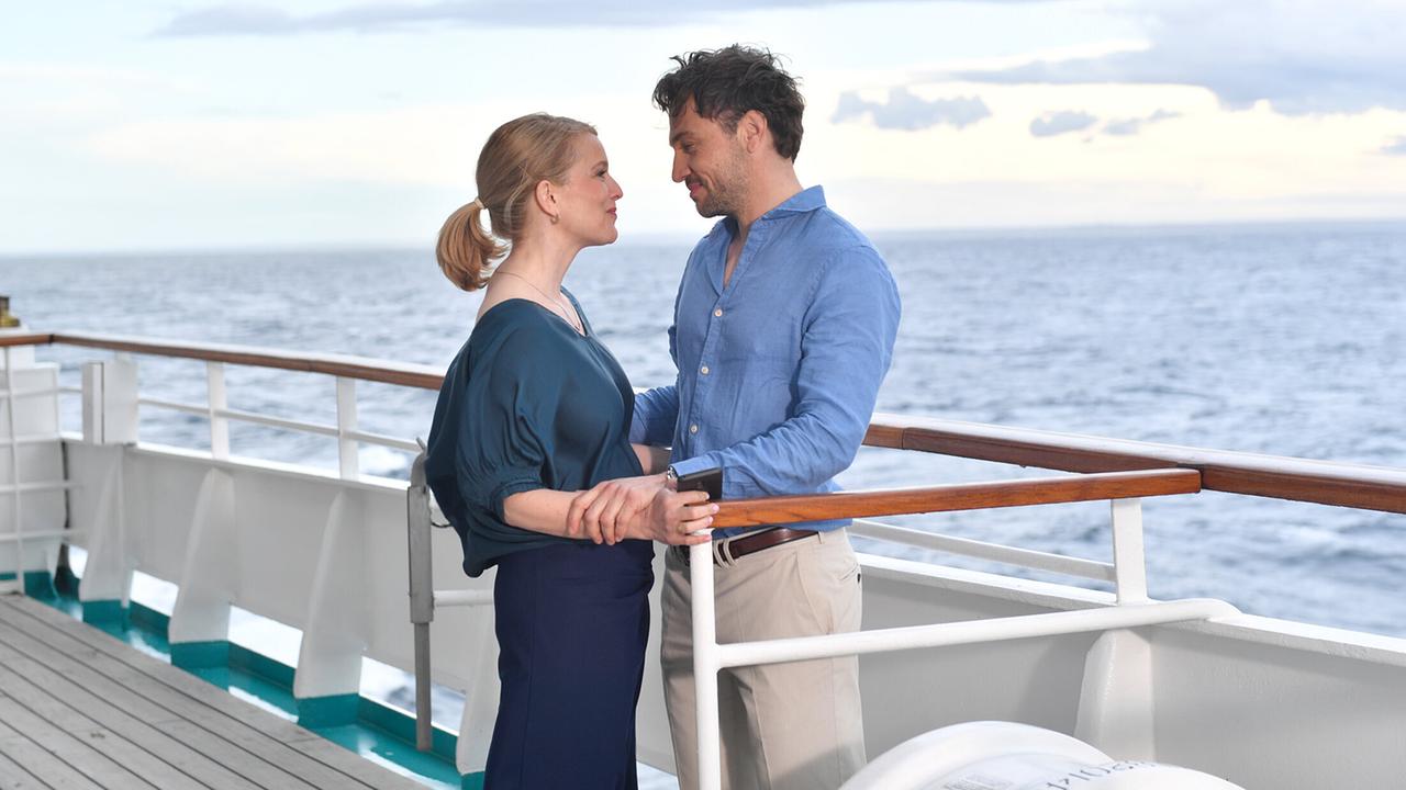 "Das Traumschiff: Bahamas": Das Glück zwischen Melanie (Aline Hochscheid) und ihrem Mann Philip Singer (Leander Lichti) scheint perfekt.