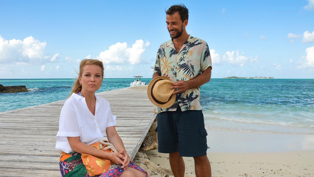 "Das Traumschiff: Bahamas": Melanie Singer (Aline Hochscheid) kommen Zweifel an ihrer Ehe: Stimmen die Behauptungen von Toby Heers (Max Alberti)?