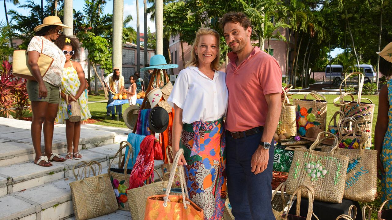 "Das Traumschiff: Bahamas": Melanie (Aline Hochscheid) hat ihrem Mann Philip Singer (Leander Lichti) eine Reise zu den Wurzeln ihrer Liebe geschenkt.