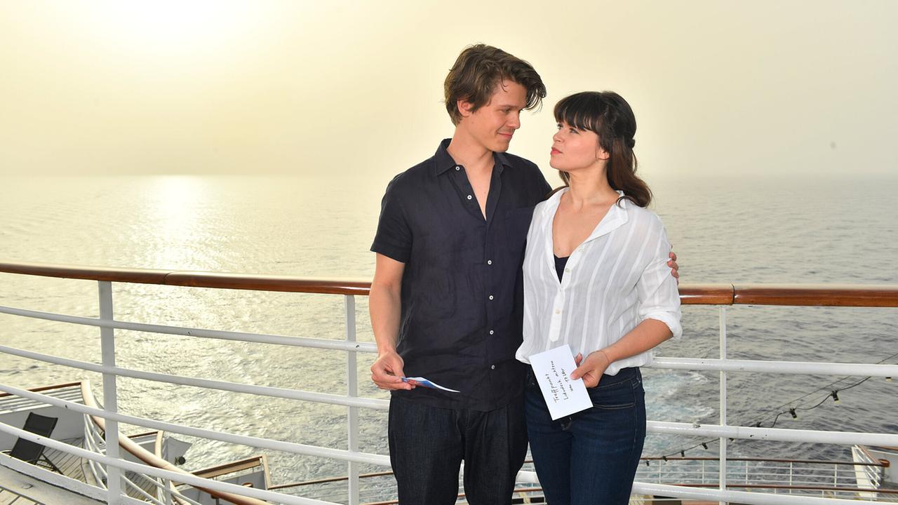"Das Traumschiff: Bahamas": Tom Wagner (Maurice Lattke) und die ältere Clara Müller (Lore Richter) sind frisch verliebt. 