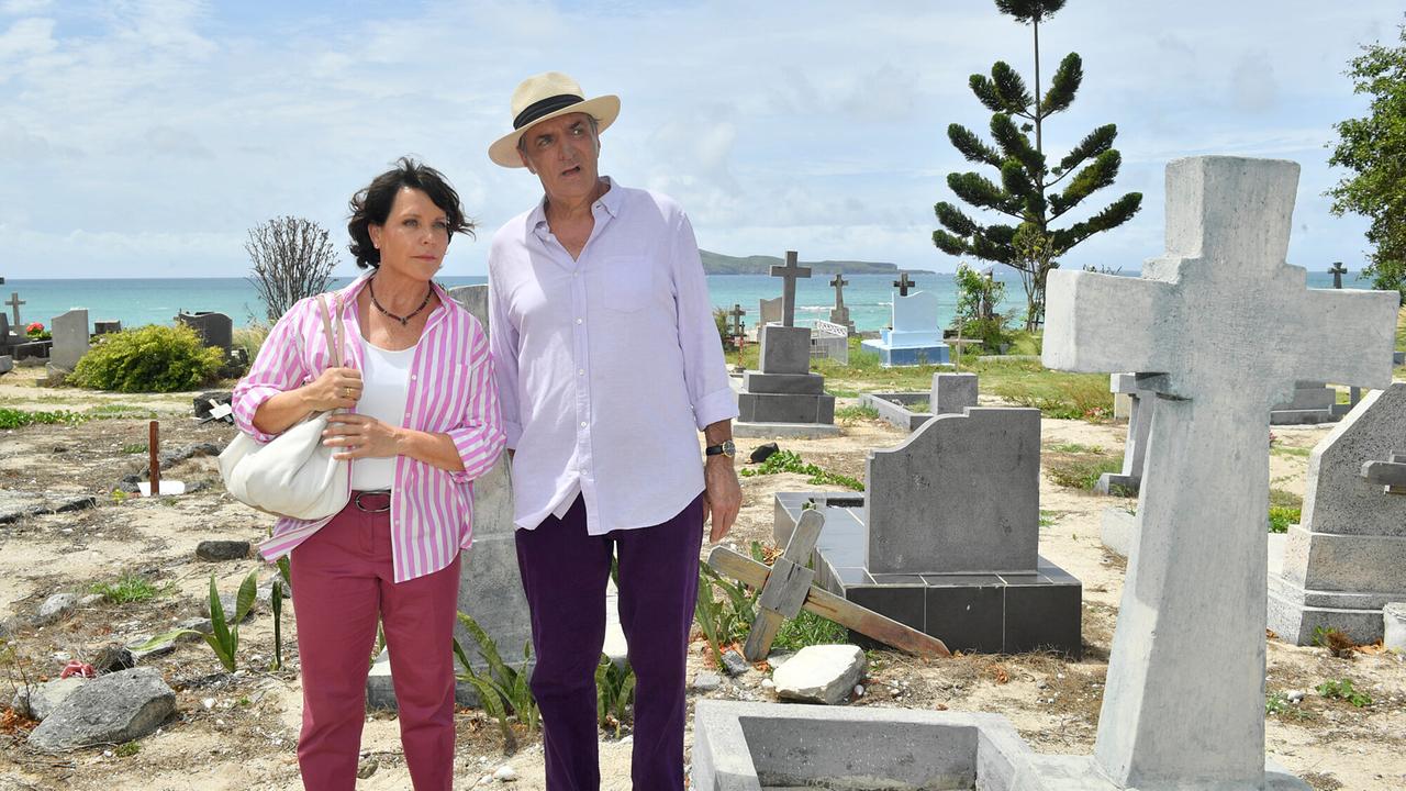 "Das Traumschiff: Mauritius": Mit einem Trick hat Sabine Budarek (Janina Hartwig) ihren Mann Thomas (Andreas Hoppe) zum Landgang überreden können. Doch schon bald bereut sie ihre Tat.