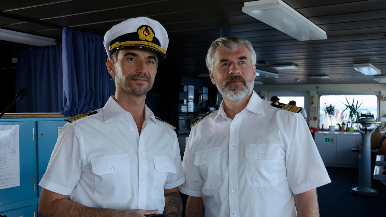 "Das Traumschiff: Mauritius": Kapitän Max Parger (Florian Silbereisen, l.) und sein Staff-Kapitän Martin Grimm (Daniel Morgenroth, r.) freuen sich auf die Reise nach Mauritius.