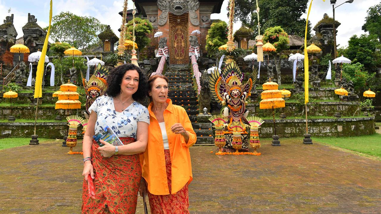 "Das Traumschiff: Nusantara": Hannah Liebhold (Barbara Wussow, l.) begleitet ihre Mutter Monika Liebhold (Daniela Ziegler, r.) beim Landgang.