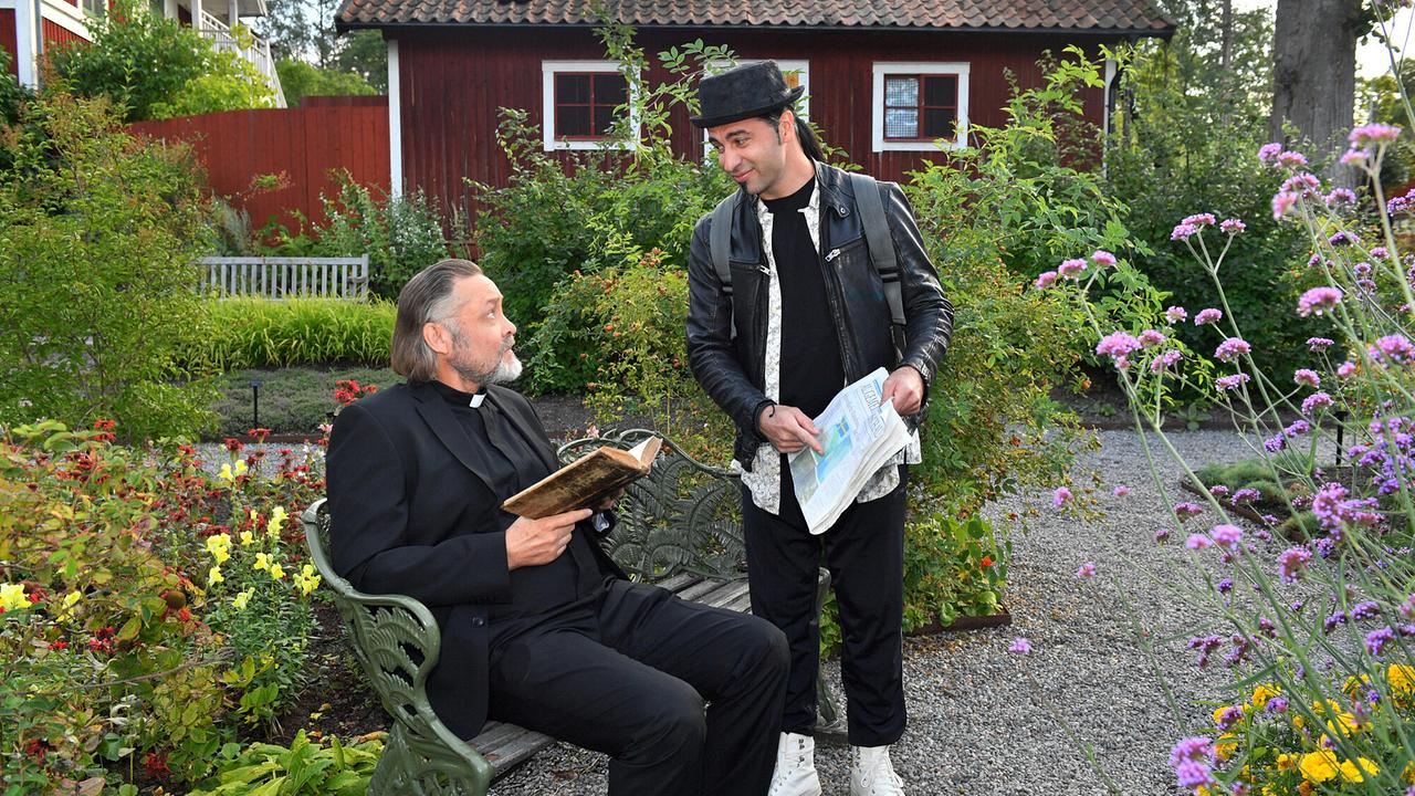 "Das Traumschiff: Schweden": Inspiriert von einem Zeitungsartikel macht sich Cem (Bülent Ceylan, r.) in Schweden auf die Suche nach Gold. Auch der örtliche Priester (Ralf Beck, l.) kann ihn nicht davon abhalten.
